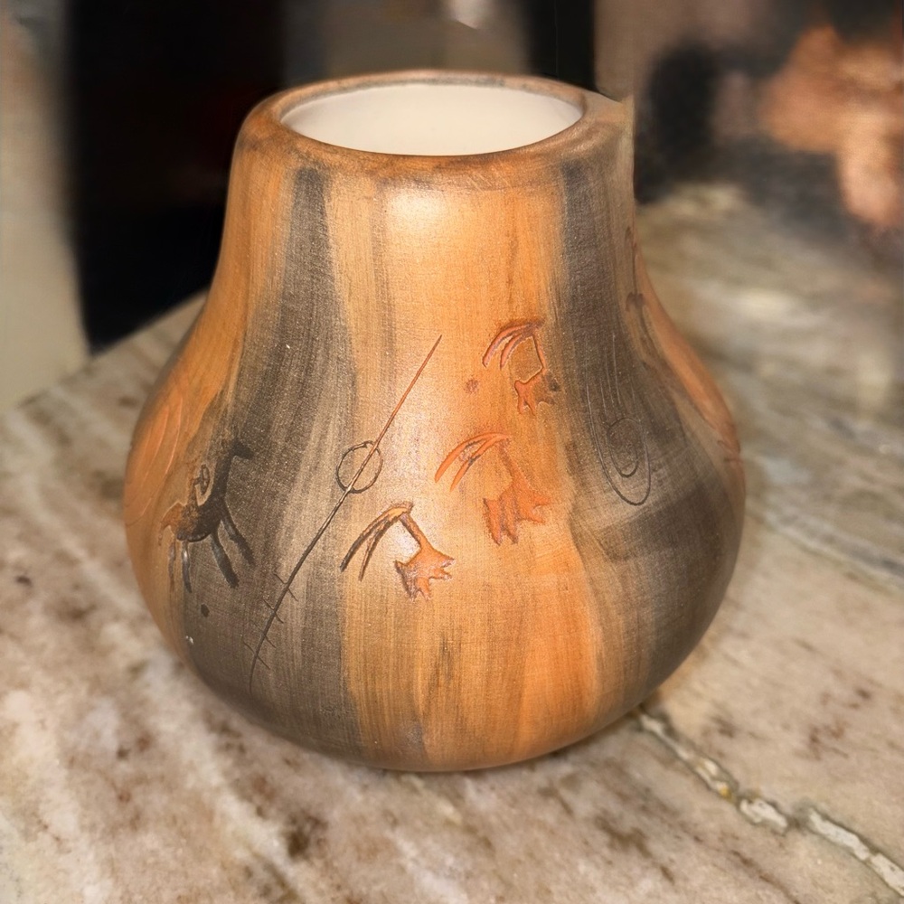 Native American Navajo Binishtaa Signed Vase